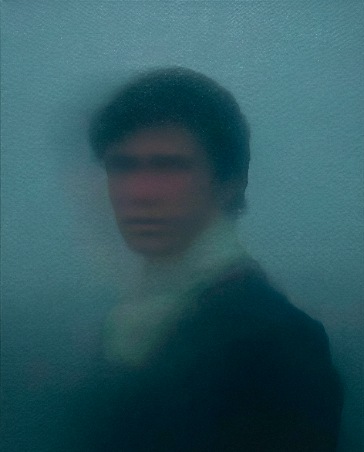 Dark Eyed Sailor (1) — óleo sobre lienzo de JoCa: hombre de cabello oscuro que mira por encima del hombro, con el rostro disolviéndose en una bruma verde azulada